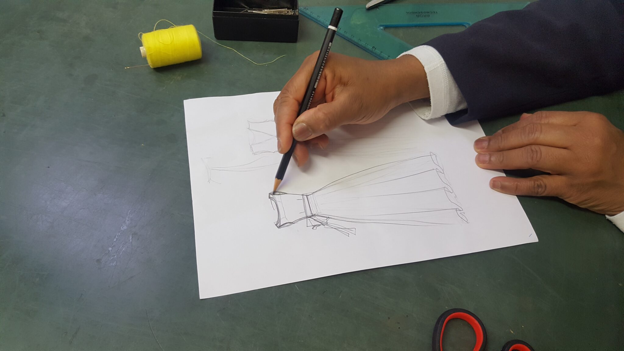 Un'immagine che ritrae carta, forniture per ufficio, diagramma, disegno al tratto e strumento di scrittura.