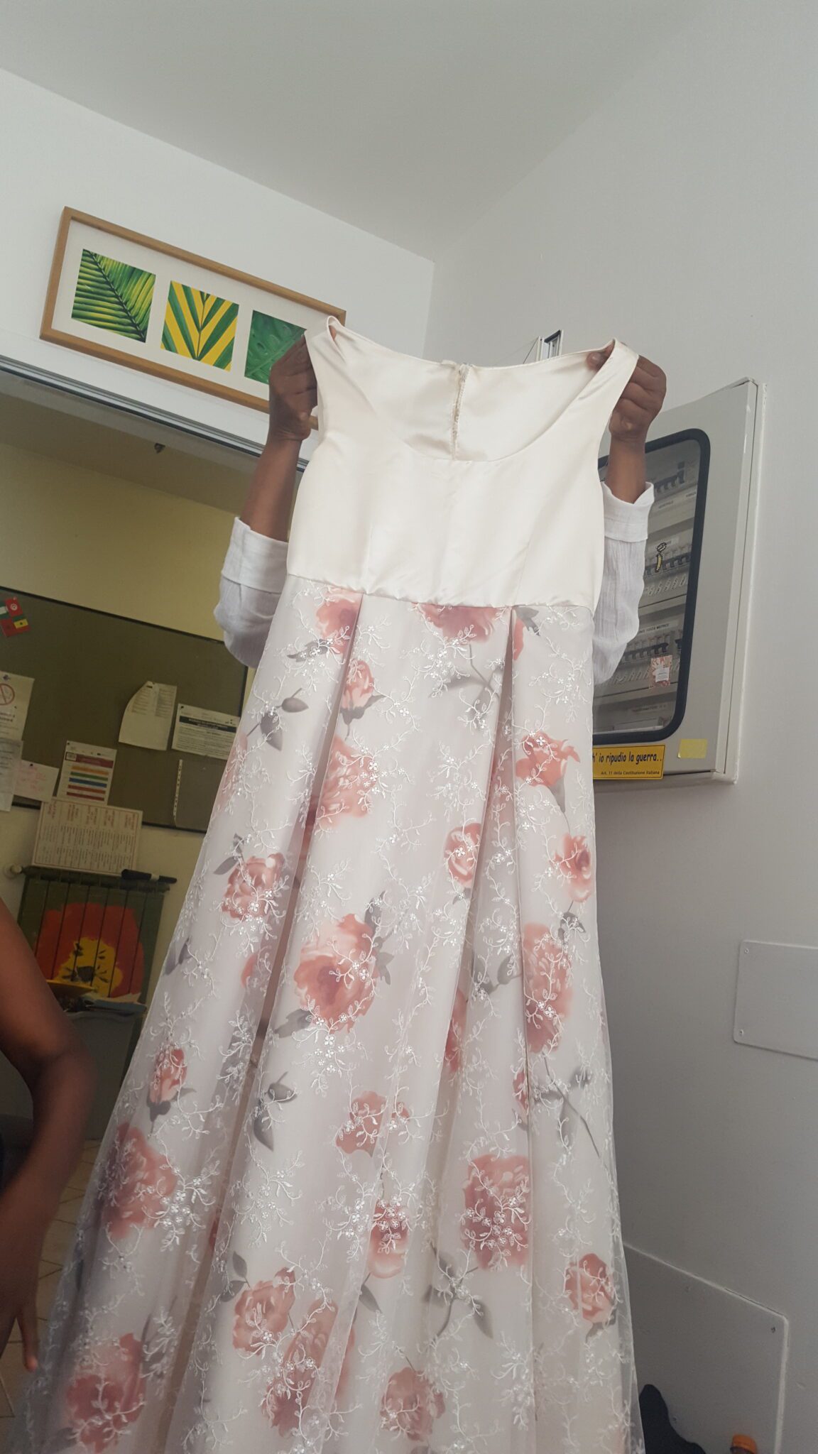 Un'immagine che ritrae tessile, moda, rosa, abito da giorno e design di moda.