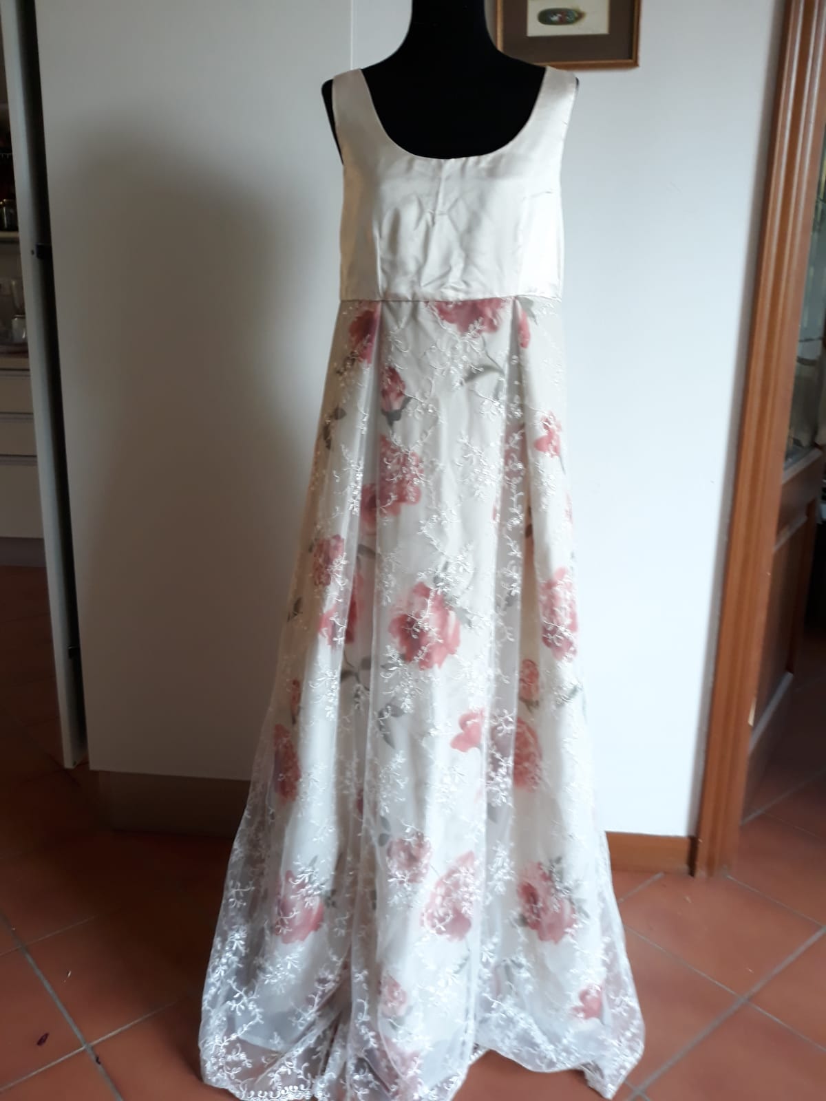Un'immagine che ritrae tessile, rosa, abito da giorno, modello e indumento monopezzo.