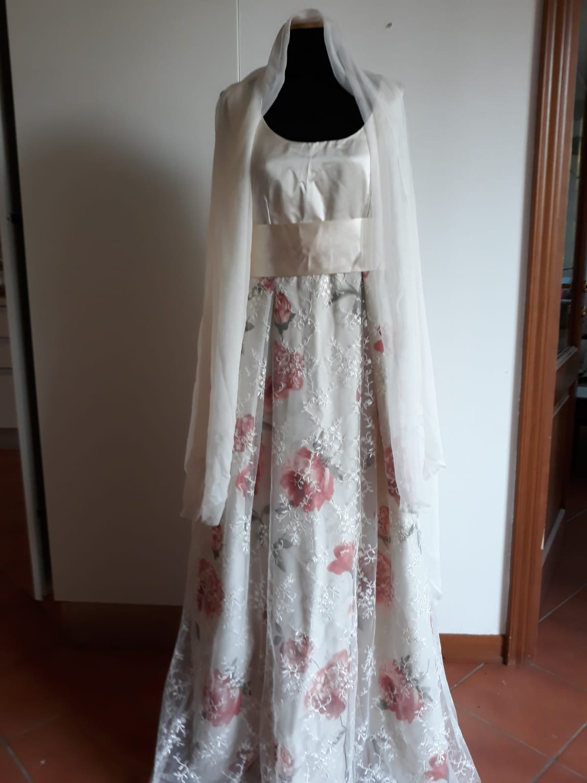 Un'immagine che ritrae bianco, moda, tessile, vestito e abito.