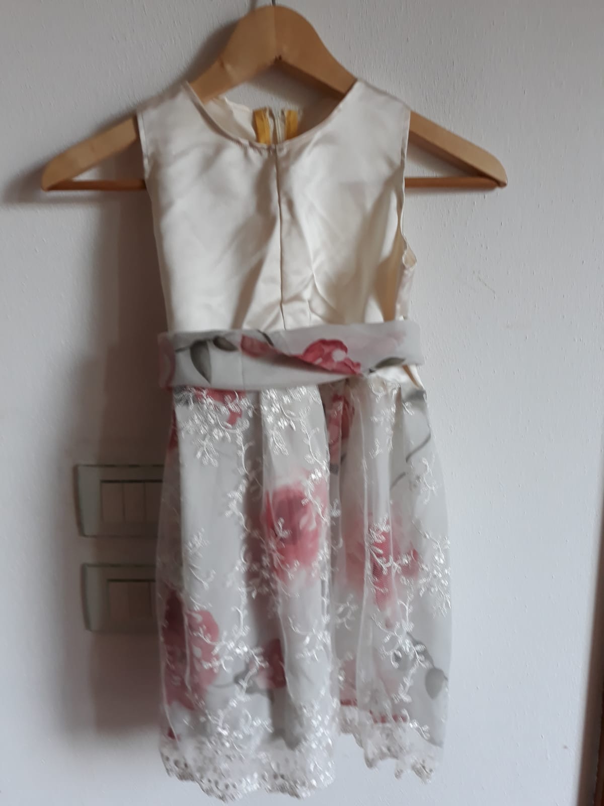 Un'immagine che ritrae bianco, vestito, tessile, abbigliamento per neonati e bambini piccoli e rosa.