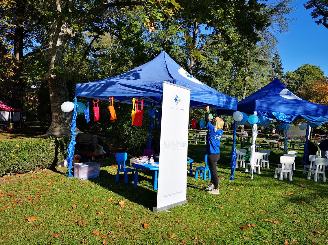 Un'immagine che ritrae tenda, baldacchino, evento, ricreazione e mobilia.