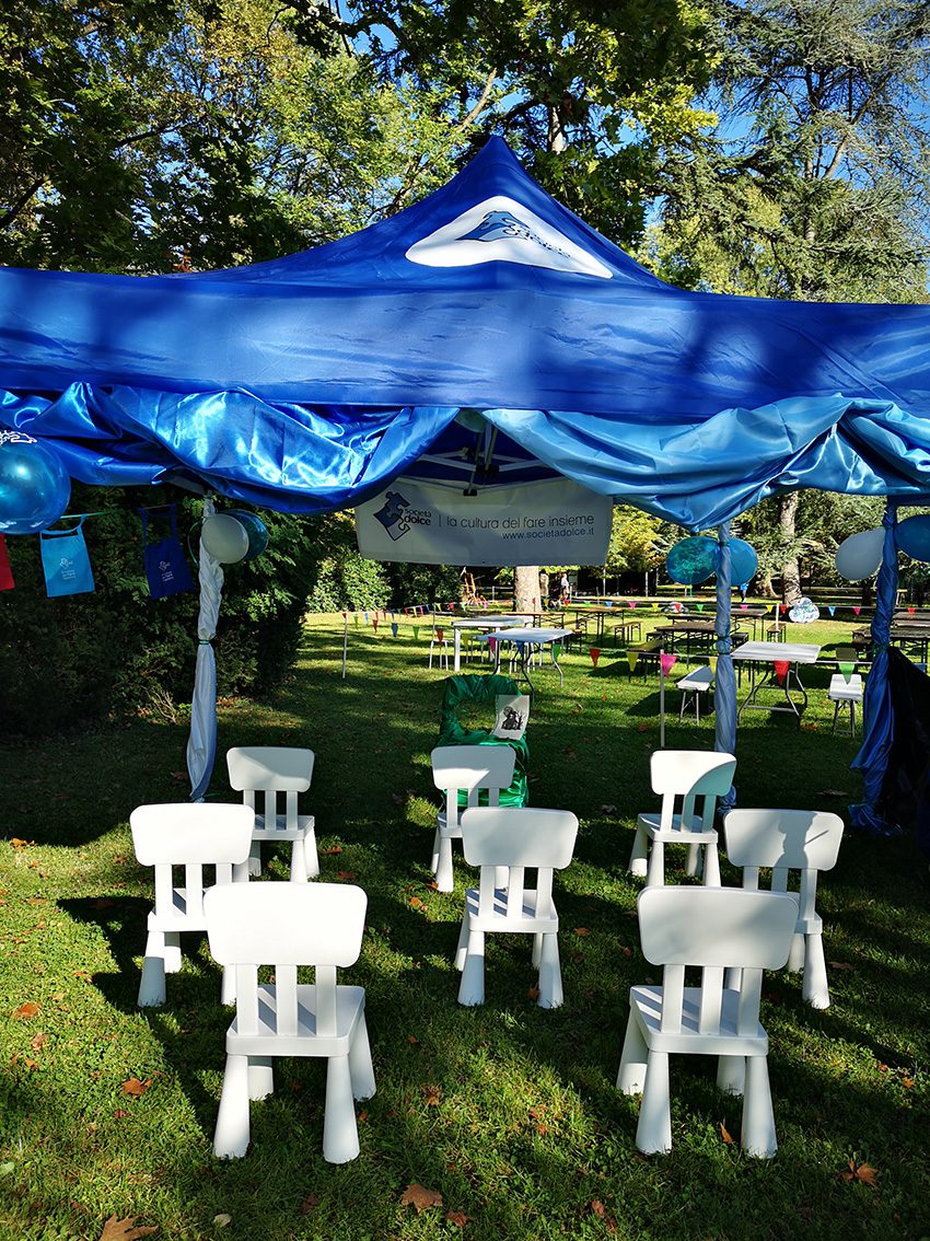 Un'immagine che ritrae baldacchino, evento, tenda, mobilia e ombra.