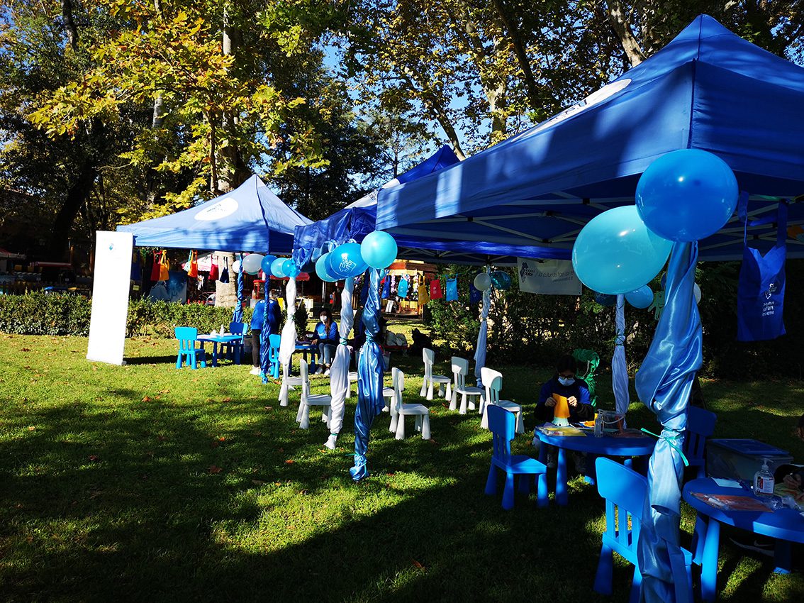 Un'immagine che ritrae blu, evento, forniture per feste, tenda e baldacchino.