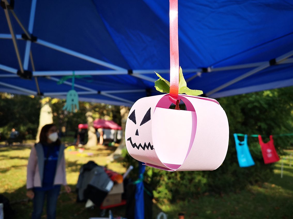Un'immagine che ritrae mestiere, plastica, schiacciare, forniture per feste e calabaza.