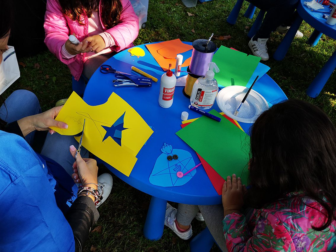 Un'immagine che ritrae maglietta, divertimento, ricreazione, bambino e tempo libero.