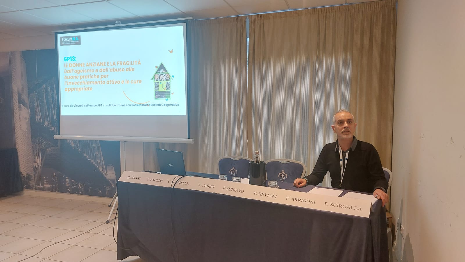 Un'immagine che ritrae dispositivo elettronico, mobilia, dispositivo di visualizzazione, presentazione e schermo di proiezione.