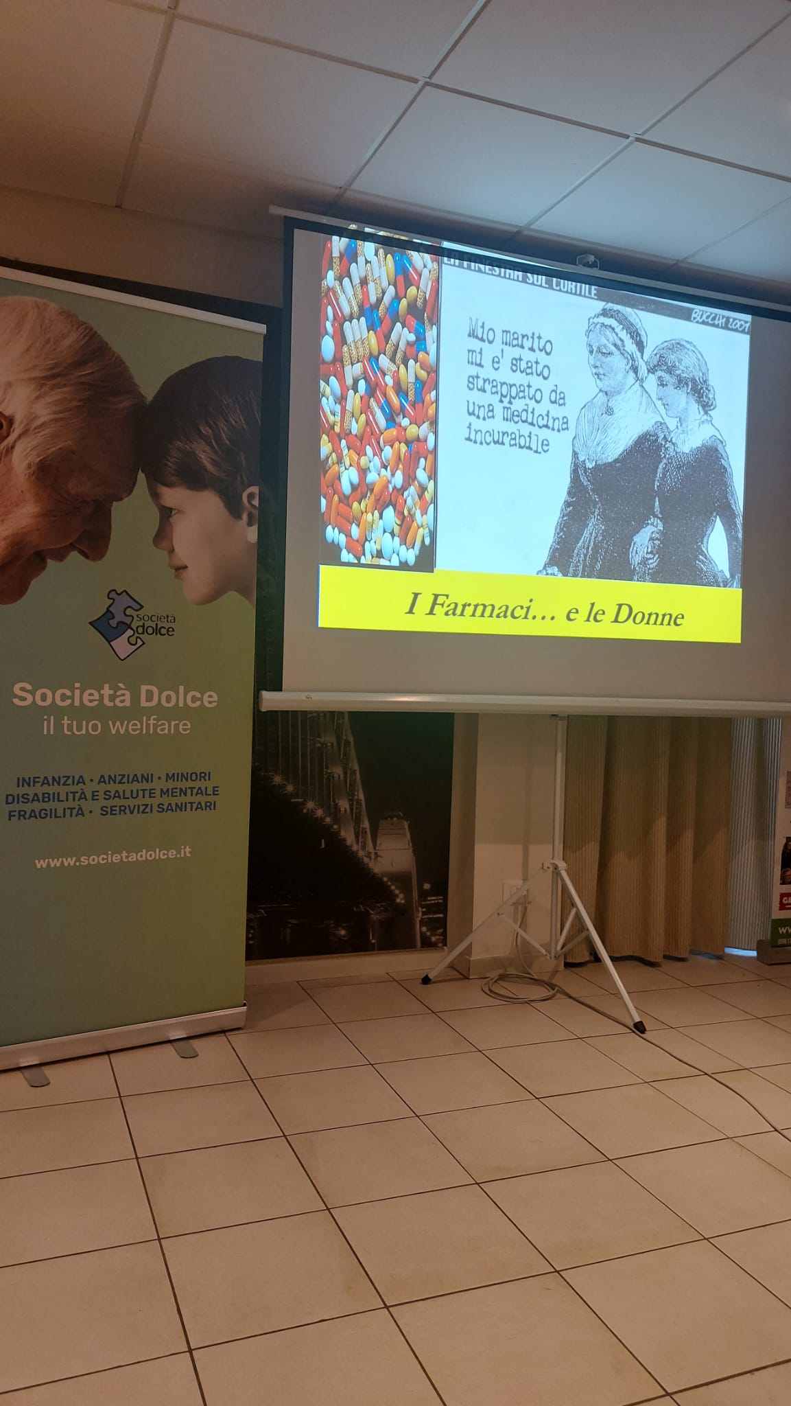Un'immagine che ritrae pubblicità, poster, bandiera, dispositivo di visualizzazione e pulizia.