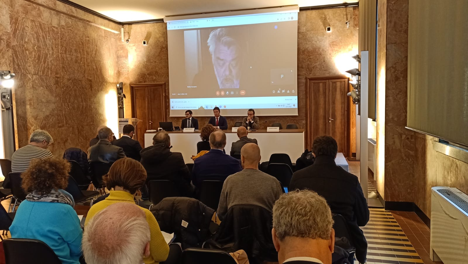 Un'immagine che ritrae dispositivo elettronico, dispositivo di visualizzazione, mobilia, presentazione e design d'interni.