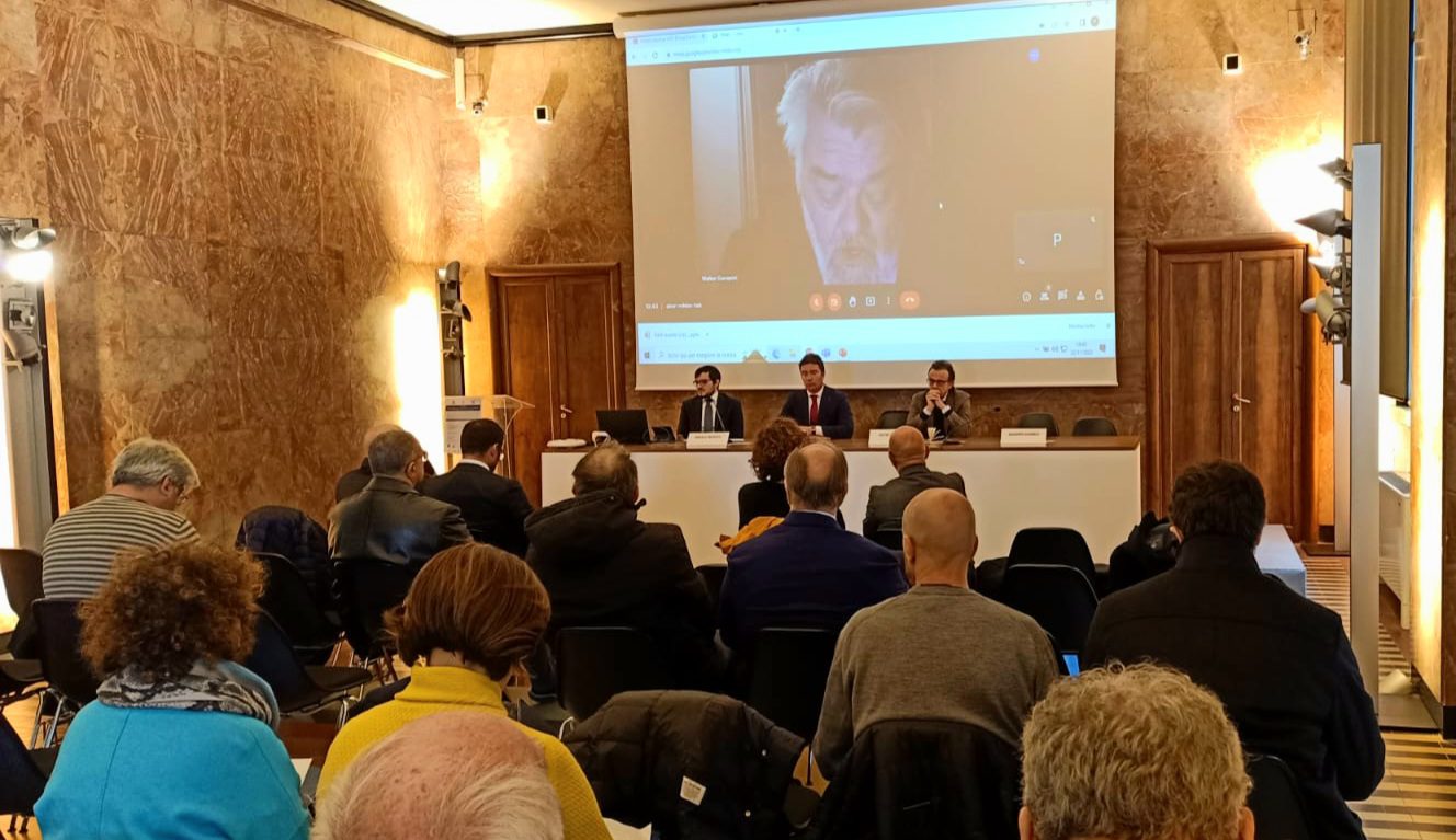 Un'immagine che ritrae dispositivo elettronico, presentazione, dispositivo di visualizzazione, mobilia e design d'interni.