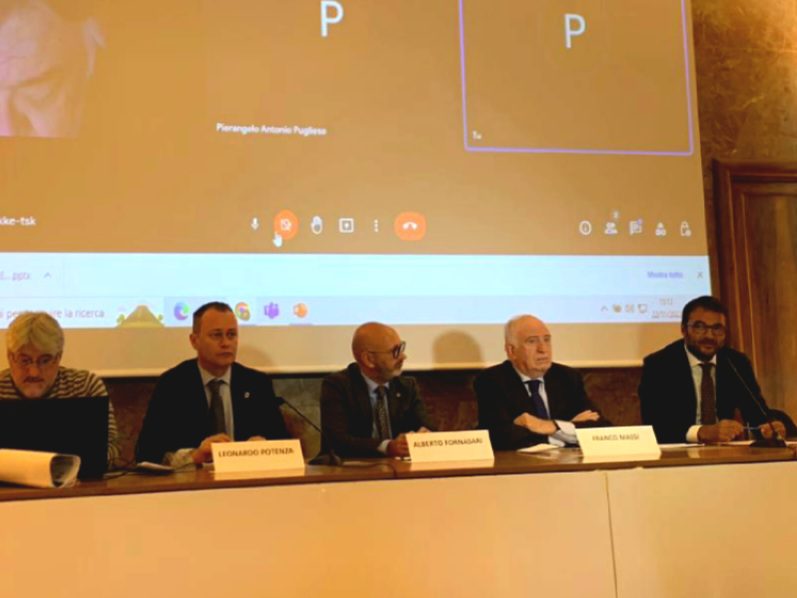 Un'immagine che ritrae dispositivo elettronico, dispositivo di visualizzazione, presentazione, schermo di proiezione e tecnologia.