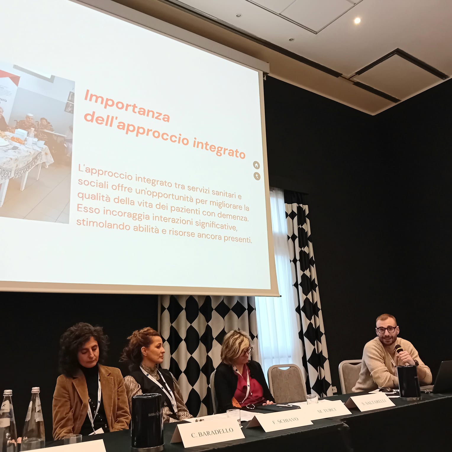 Un'immagine che ritrae mobilia, evento, sedia, presentazione e abito.