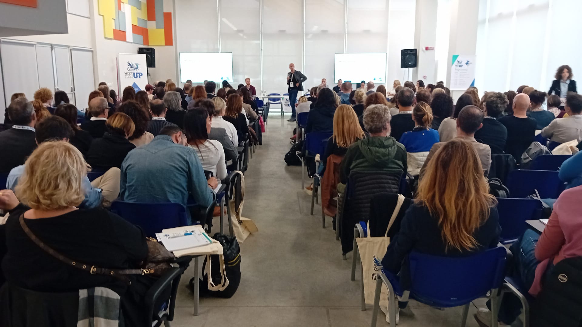 Un'immagine che ritrae capelli, folla, evento, camicia e capispalla.